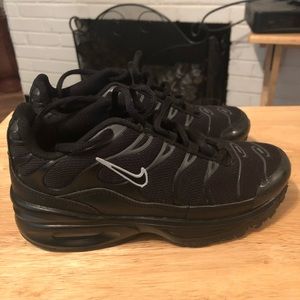 BOYS SIZE 2 NIKE AIR MAX GREAT FOR BACK TO SCHOOL